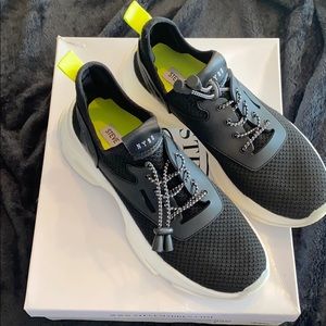 Steve Madden Myles Sneaker